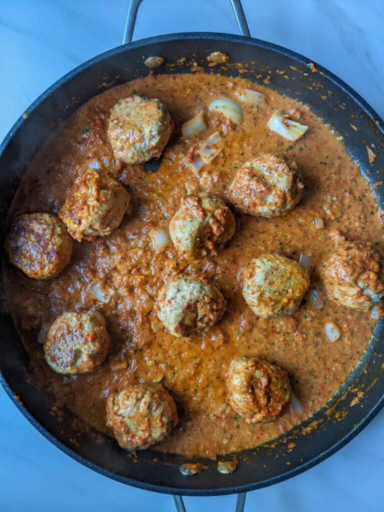 chicken meatballs in red pepper sauce 